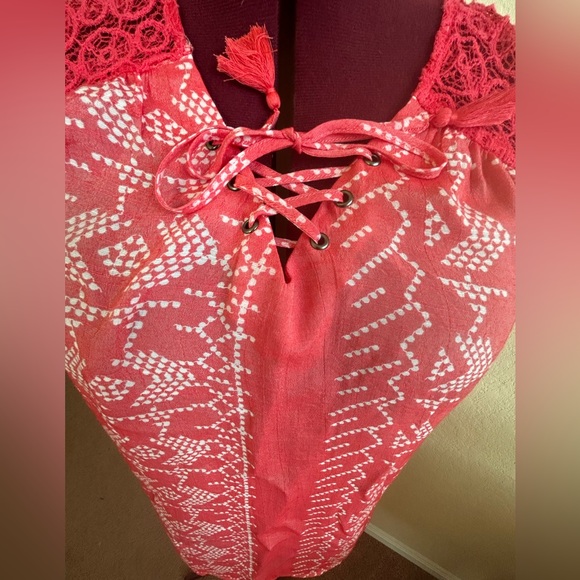 Como Vintage Women’s Sleeveless Red And White Blouse with Lace Shoulders XL - Picture 8 of 11